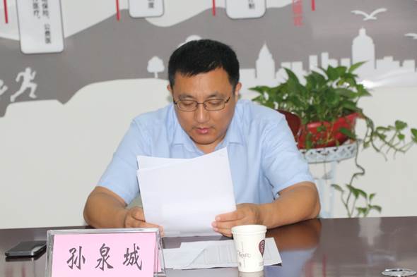 穿白色衣服的人中度可信度描述已自动生成