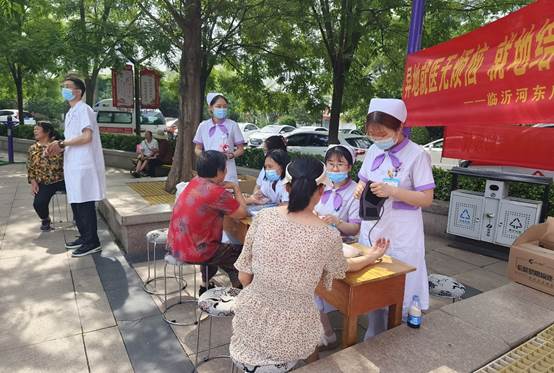 小孩们在吃东西的一群人中度可信度描述已自动生成